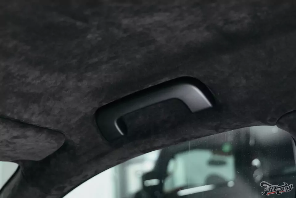 Перетянули потолок Audi A6 в алькантару и окрасили потолочный пластик в черный цвет